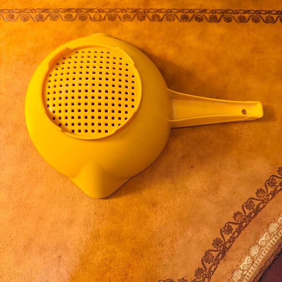 Tupperware Colander 1 Qt Yellow Footd Strainer Sieve Vegetable Drainer Retro 70s - Picture 3 of 5